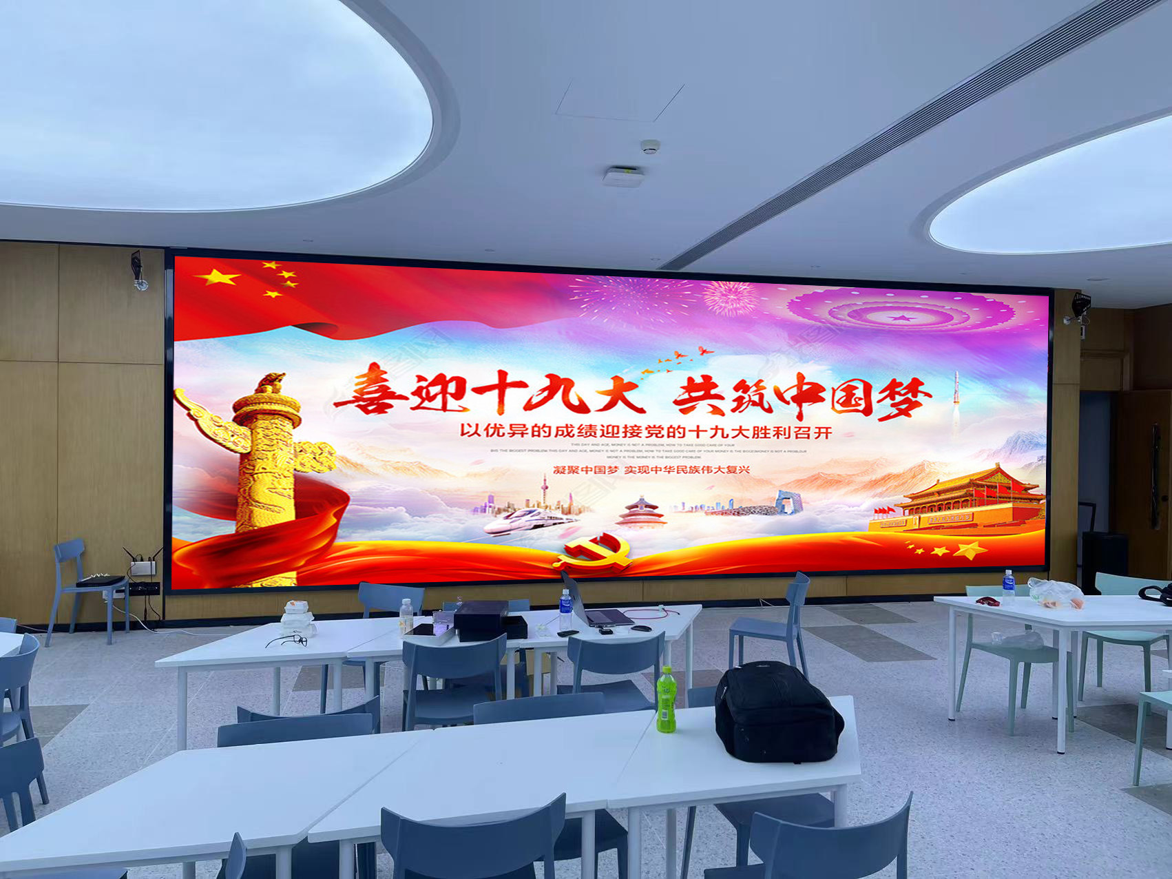 藥明康德PH2.5室內(nèi)全彩LED顯示屏